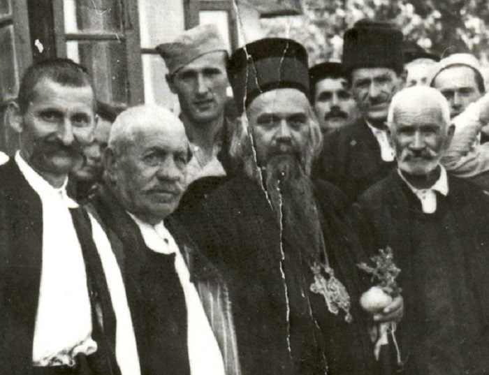 vladika-nikolaj-sa-seljacima-manja-