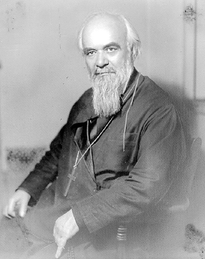 vladika-nikolaj-sedi-